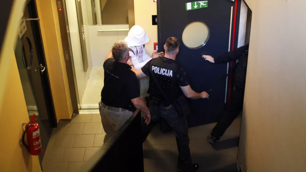 hišna preiskava - Poljanska cesta 44 v Ljubljani. Aretacija- hišne preiskave 2012 - mednarodna kriminalistična preiskava povezana s prepovedano trgovino z drogami in orožjem - najobsežnejša zaključna kriminalistična akcija v zgodovini samostojne Slovenije v kateri je sodelovalo okoli 350 policistov in kriminalistov - aretirali so 50 oseb in zasegli tudi veliko drog in orožja.- //FOTO: Jaka Gasar / Foto: Jaka Gasar