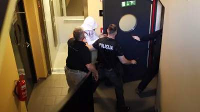 hišna preiskava - Poljanska cesta 44 v Ljubljani. Aretacija- hišne preiskave 2012 - mednarodna kriminalistična preiskava povezana s prepovedano trgovino z drogami in orožjem - najobsežnejša zaključna kriminalistična akcija v zgodovini samostojne Slovenije v kateri je sodelovalo okoli 350 policistov in kriminalistov - aretirali so 50 oseb in zasegli tudi veliko drog in orožja.- //FOTO: Jaka Gasar / Foto: Jaka Gasar