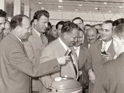 Tito leta 1959 v tovarni Tomos v Kopru. / Foto: Profimedia