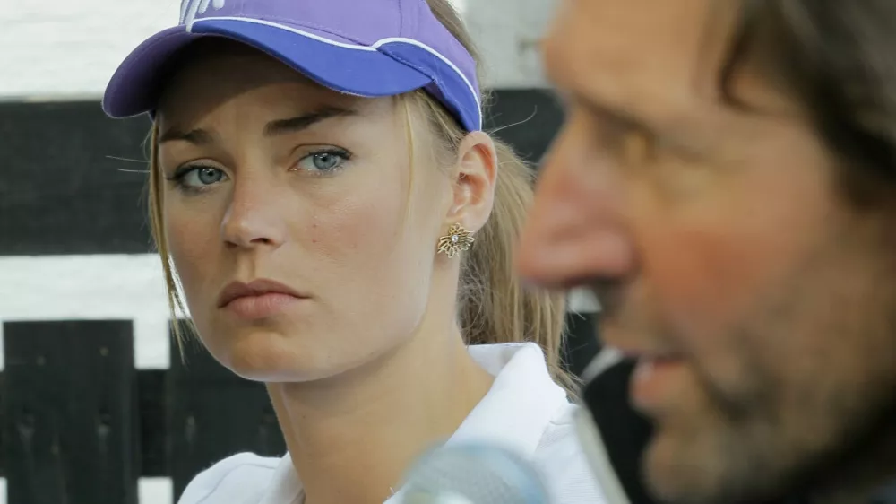 Crna na Koroskem, lokal Kava bar Urska. Novinarska konferenca smucarke Tine Maze. Smucarka Tina Maze in trener Andrea Massi. Foto: Daniel Novakovic/STA / Foto: Daniel Novakovic