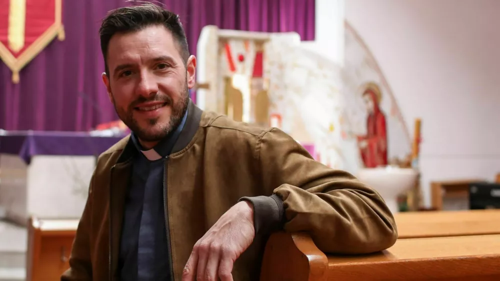 Martin Golob skrbi za tri župnije s skupno okoli 13.000 dušami. / Foto: Bojan Velikonja