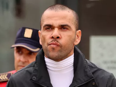Dani Alves na dan, ko je lahko proti plačilu varščine odkorakal iz zapora. / Foto: Reuters