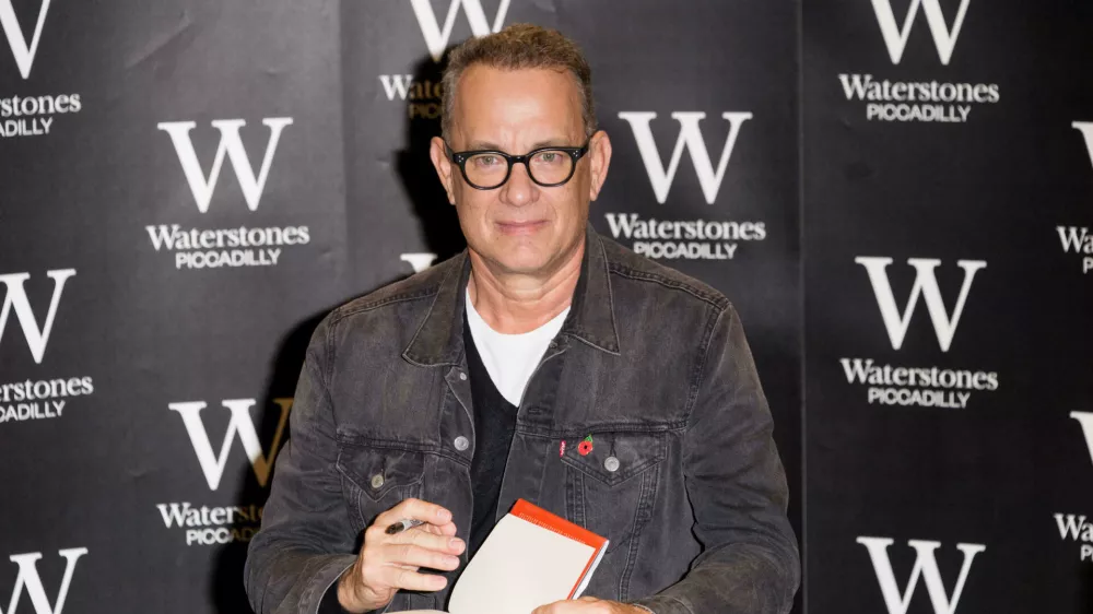 Tom Hanks leta 2017 med podpisovanjem svoje knjige Uncommon Type, v kateri je 17 kratkih zgodb, ki se vse navezujejo na temo pisalnih strojev. / Foto: Reuters