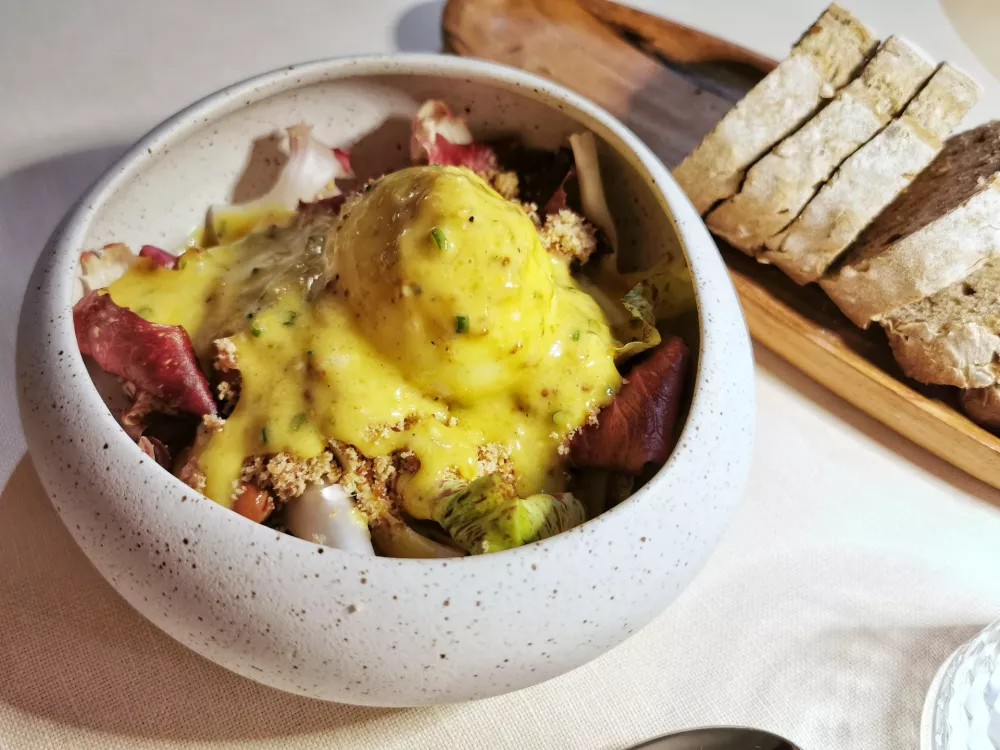 Goriška vrtnica s fižolom, jajcem, drobtinami svinjske masti in majoneznim prelivom, Ronchi Ro