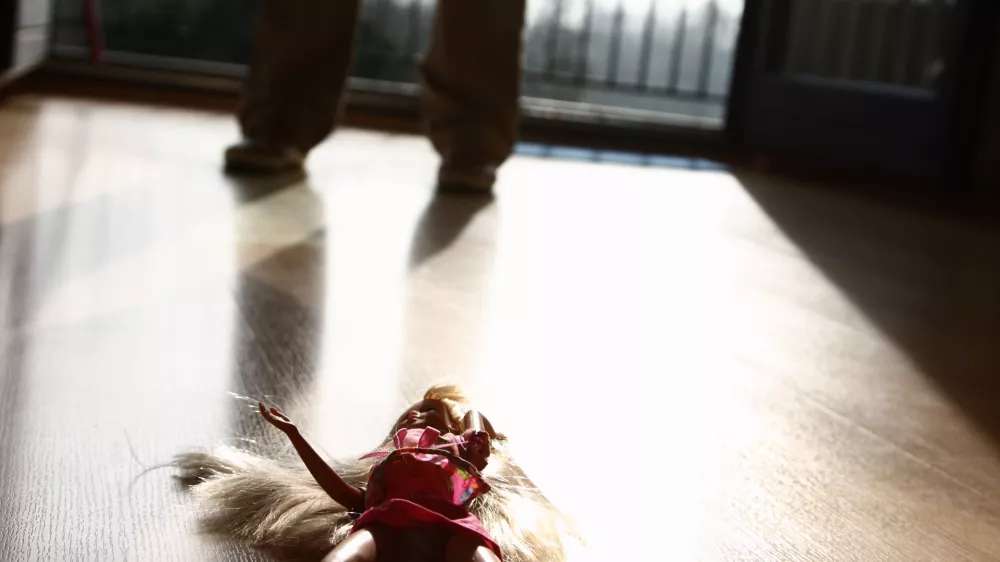 CN0CW6 Symbolic image child abuse, violence against children.