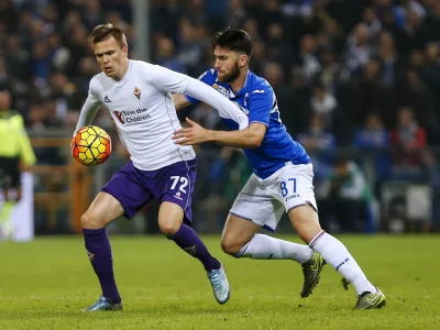 ﻿Fiorentina's Josip Ilicic (L) and Sampdoria's Ervin Zukanovic fight for the ball during their Serie A soccer match at the Luigi Ferraris stadium in Genoa, Italy, November 8, 2015. REUTERS/Giampiero Sposito