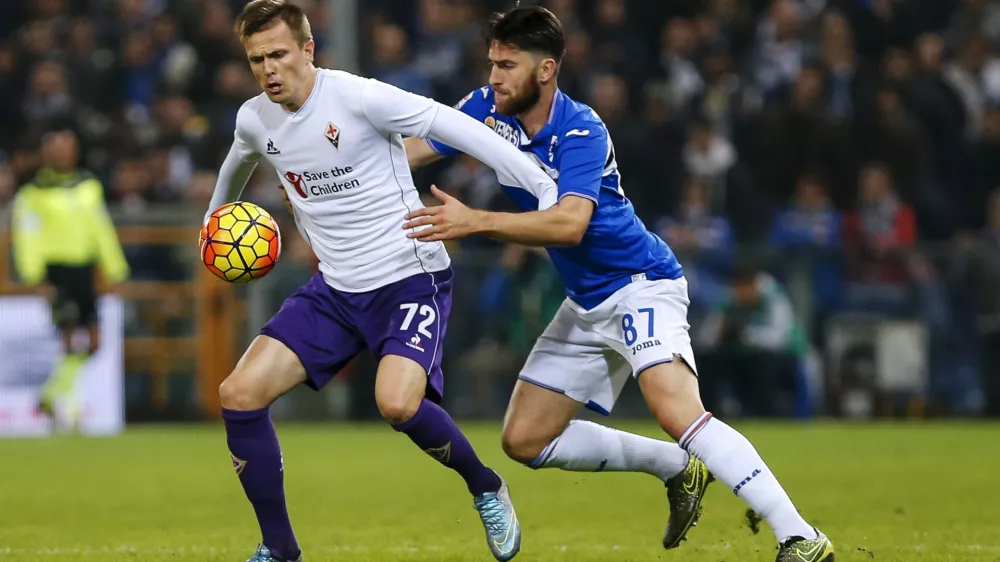 ﻿Fiorentina's Josip Ilicic (L) and Sampdoria's Ervin Zukanovic fight for the ball during their Serie A soccer match at the Luigi Ferraris stadium in Genoa, Italy, November 8, 2015. REUTERS/Giampiero Sposito