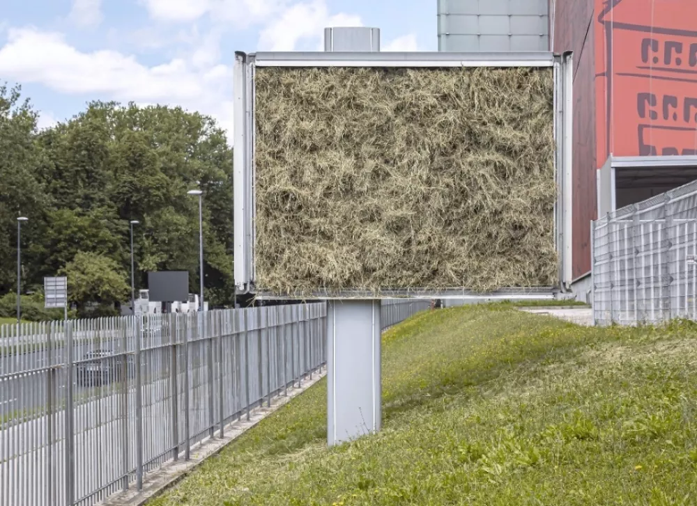 DNLM: Iz serije Preglaševanje jesiharja, 2023, intervencija v mestni bilbord s senom F Jaka Babnik