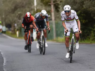 Tadej Pogačar (v ospredju) in Mathieu van der Poel (na drugi poziciji) sta glavna favorita za nedeljsko zmago. Ju lahko preseneti kdo iz ozadja? Foto: AP