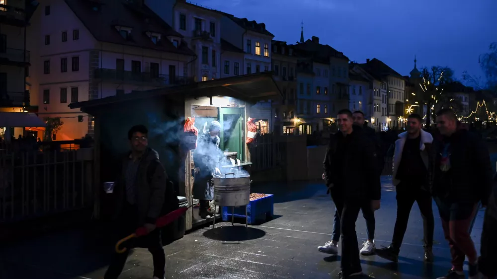 KostanjPeka kostanja- 01.12.2023 – Veseli December v Ljubljani 2023 - prižig prazničnih luči v središču prestolnice - svetlobna okrasitev mesta - začetek prazničnega decembrskega sejma na ljubljanskih ulicah - novoletno okrašena Ljubljana - //FOTO: Nik Erik Neubauer