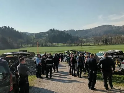 Pogrešanega pohodnika so na Grmadi iskali policisti, gasilci in vodniki reševalnih psov. 