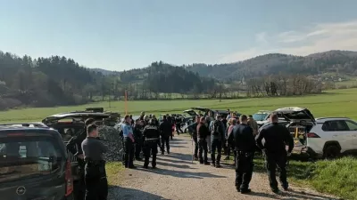 Pogrešanega pohodnika so na Grmadi iskali policisti, gasilci in vodniki reševalnih psov. 