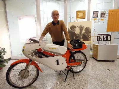 Gostujočo razstavo in Janka &Scaron;tefeta vedno spremlja tudi njegov Tomosov motor. Foto: Vesna Levičnik