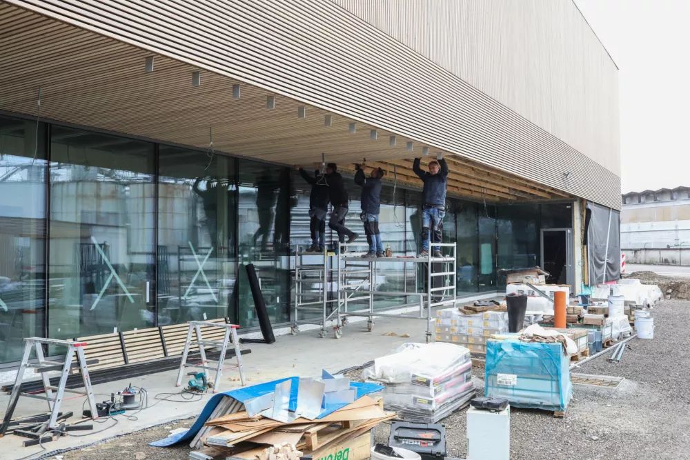 Klet kopališča Vevče je v armiranobetonski izvedbi, pritličje in prva etaža pa sta zgrajena iz lesa. Pred vhodom v kopališče bo urejen trg. Foto: Bojan Velikonja