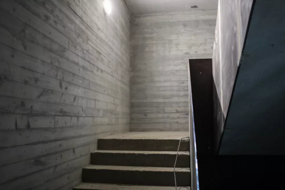 Tudi na betonskih elementih znotraj kopališča se nadaljuje rdeča nit lesenih elementov, saj so na betonu poskrbeli za vzorce lesenih oblog. Foto: Bojan Velikonja