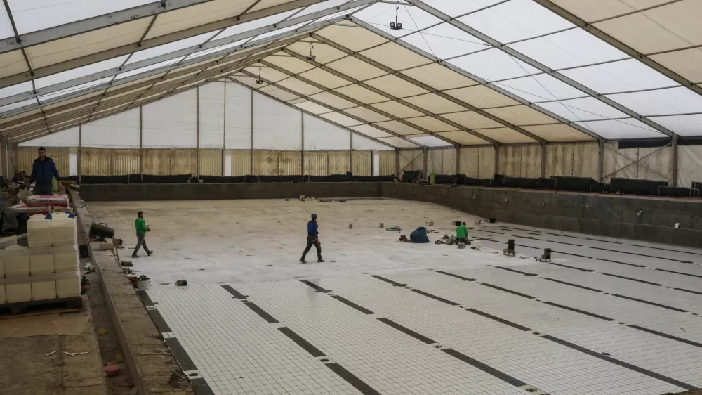 Zunanji olimpijski bazen bo širok 25 metrov in dolg 50 metrov. Gradbeni delavci VG5 so nad njim začasno postavili šotor, da so lahko ne glede na vremenske razmere nadaljevali dela. Foto: Bojan Velikonja