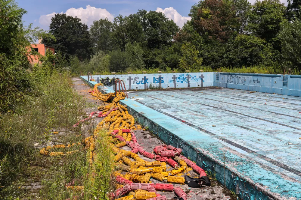 Staro vevško kopališče je veliko let zapuščeno propadalo. Foto: Jaka Gasar 