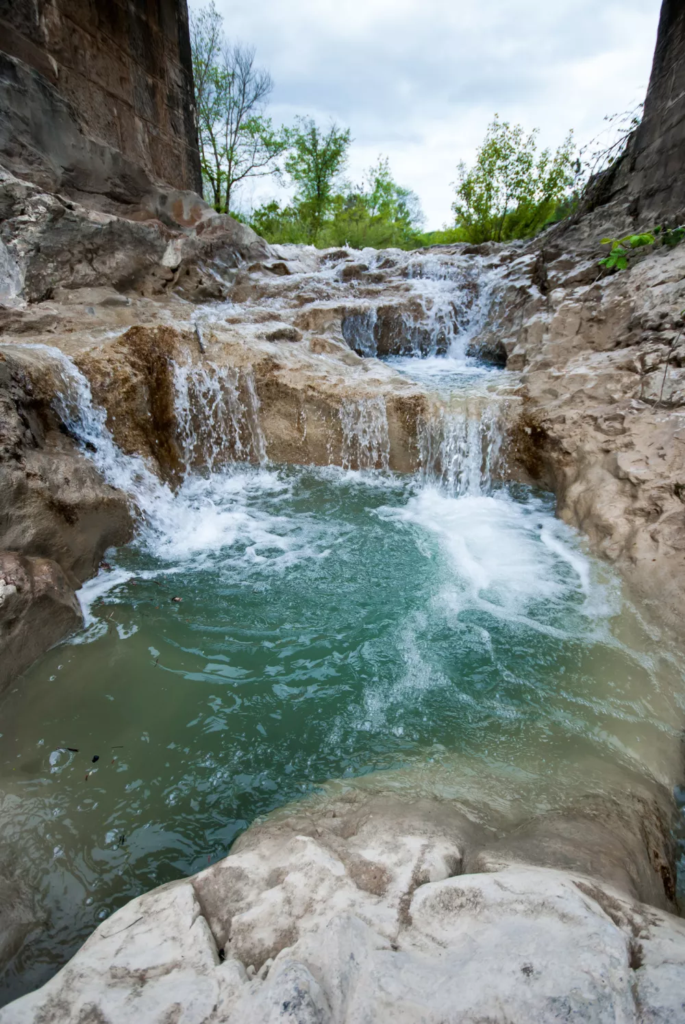 Reka Mirna na poti ustvari čudovite brzice in manjše slapove. Foto: iStock