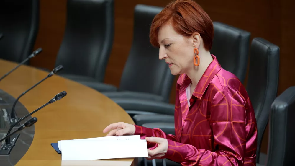 Ljubljana, DZ.Izredna seja DZ, na kateri so obravnavali zahtevo za razpis zakonodajnega referenduma o zakonu o dodatku k pokojnini za izjemne dosezke na podrocju umetnosti.Ministrica za kulturo Asta Vrecko.