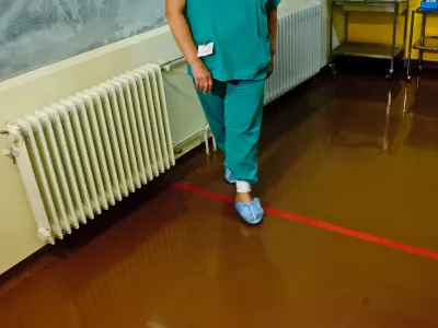 ﻿- simbolična fotografija - zdravstvo - medicinske sestre - medicinsko osebjeUKC univerzitetni klinični center Ljubljana, zdravstvo,zdravstveni sistem,medicina,medicinski pripomočki,higiena, medicinska sestra,čistoča,zaščitna obutev,obleka//FOTO: Tomaž Zajelšnik