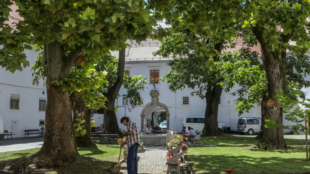 Varovani oddelki v socialnovarstvenih zavodih so prostorsko neprimerni za okrevanje in služijo bolj kot oblika pripora. Foto: Luka Cjuha