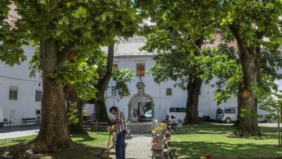 Varovani oddelki v socialnovarstvenih zavodih so prostorsko neprimerni za okrevanje in služijo bolj kot oblika pripora. Foto: Luka Cjuha
