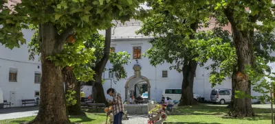 Varovani oddelki v socialnovarstvenih zavodih so prostorsko neprimerni za okrevanje in služijo bolj kot oblika pripora. Foto: Luka Cjuha