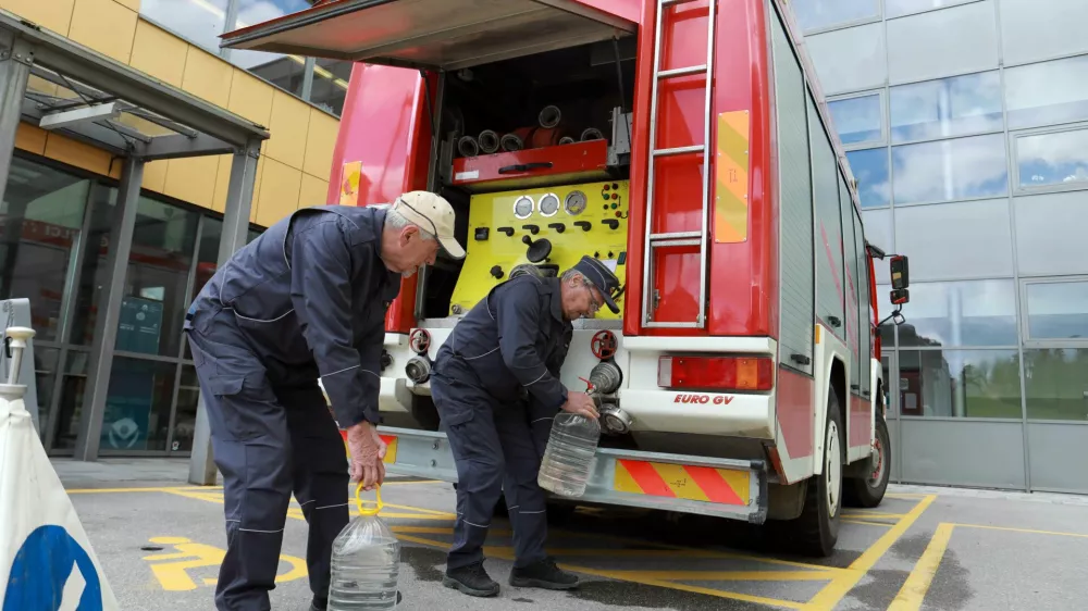 31.03.2025 - Logatec, onesnažena voda, gasilci, cisternaFoto: Tomaž Skale