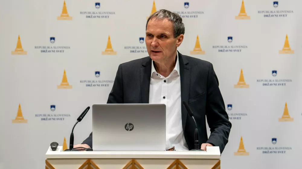 Marijan Papež, generalni direktor ZPIZ: »Za tiste, ki se jim bo pokojnina odmerila od najnižje osnove – takšnih je trenutno kar 35 odstotkov – podaljšanje referenčnega obdobja za izračun pokojnine ne bo imelo negativnega vpliva, ampak bo glede na postopno povečanje odmernega odstotka samo pozitivno.«