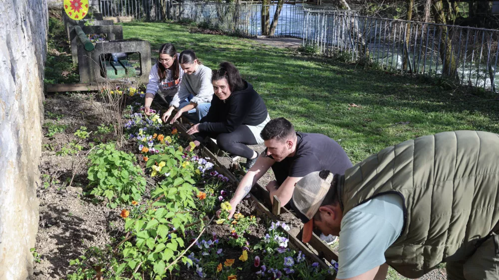 - 04.04.2025 - prostovoljska akcija Dan za spremembe bo v Fužinah potekal dogodek okraševanja vrta//FOTO: Jaka Gasar