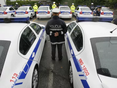 Obtoženi nevarne vožnje je po navedbah tožilstva trčil v dva avtomobila, tudi v policijskega. Foto: Luka Cjuha 