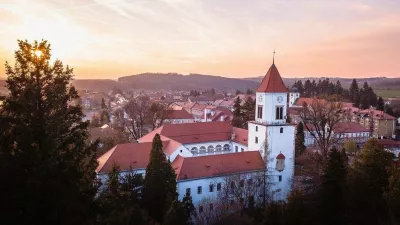 Grad Ormož se nahaja v središču mesta in ponuja vpogled v zgodovino kraja. F Ormož