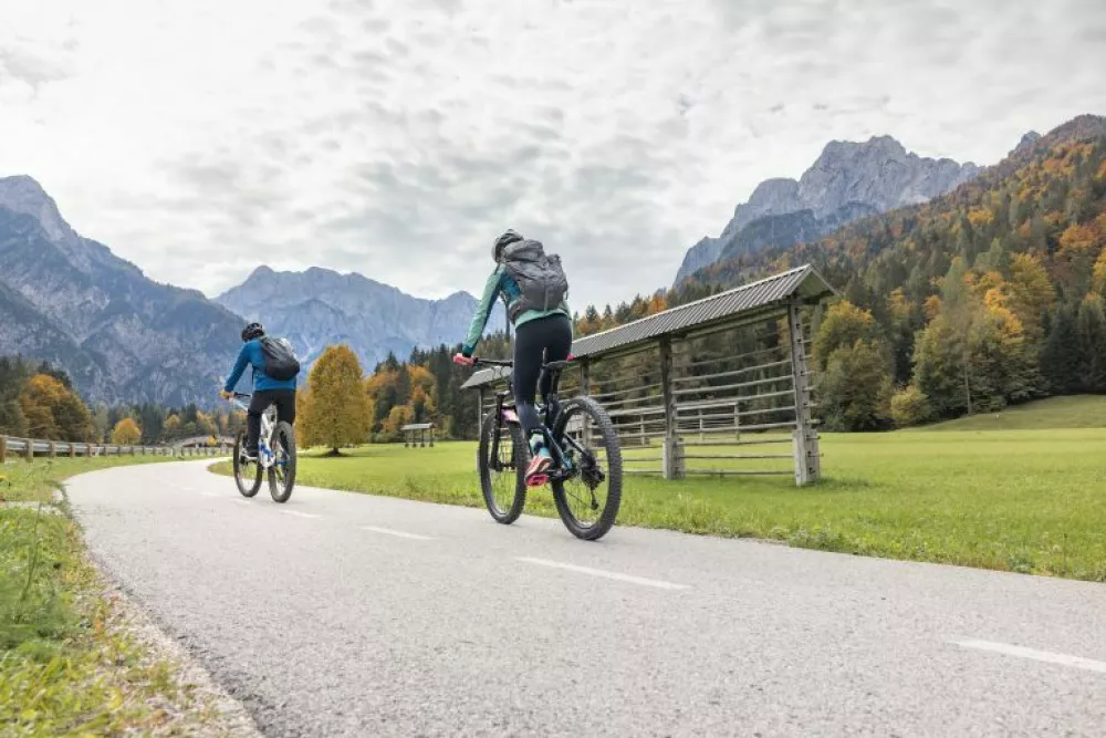 Do doline pod Poncami vodi prijetna družinska tura.  F kranjska-gora,si
