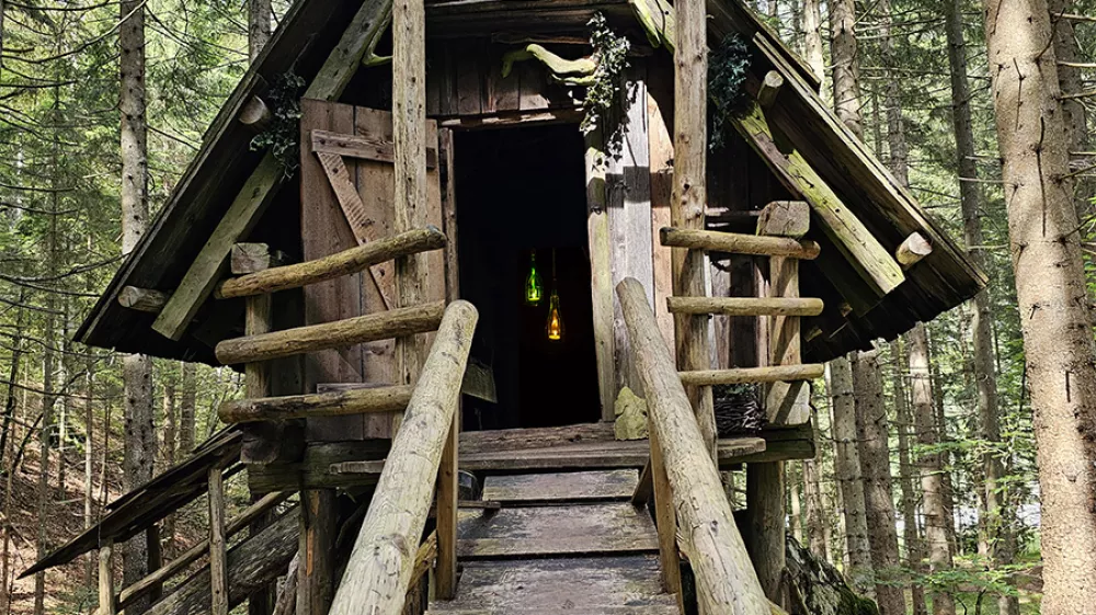 Misija eliksir je namenjena starejšim otrokom in odraslim, saj morajo za uspešno razrešitev zapletenih ugank pošteno napeti možgane. F kranjska-gora,si