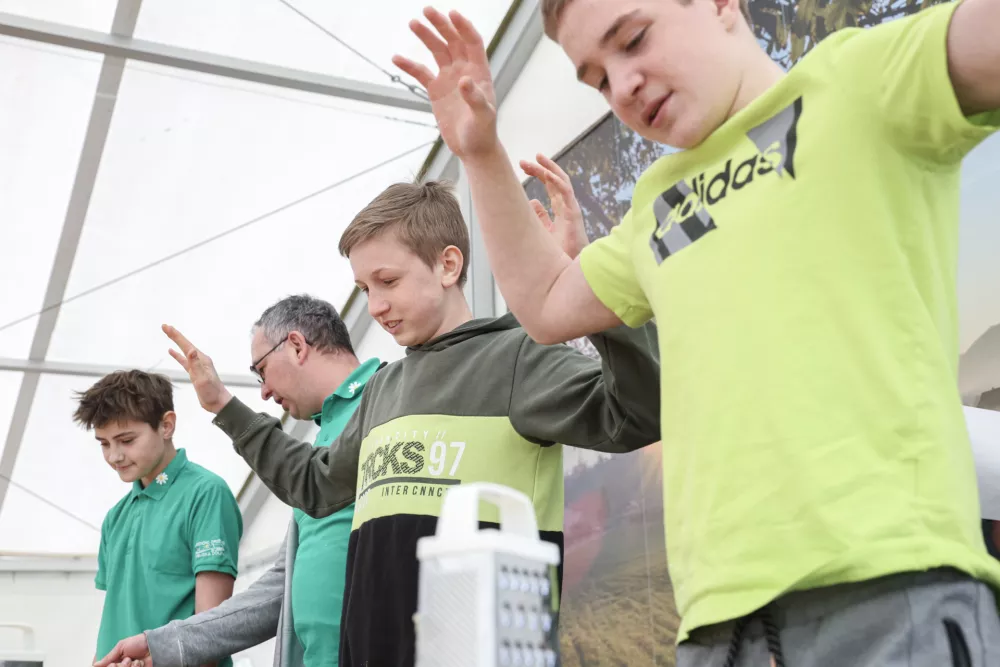 Ekipa mladih tekmovalcev (z leve) Aljaž, Benjamin in Teo, ki je naribal kar 59 gramov hrena. Foto: Jaka Gasar