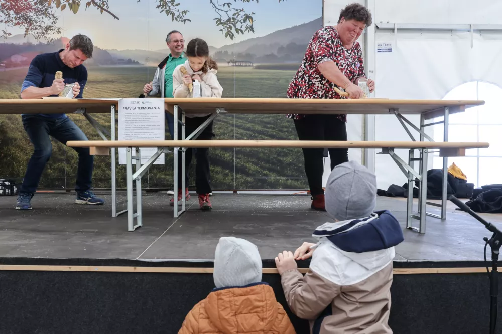 Zdravko Bogataj in Maja Radič (desno) sta se med ribanjem odlično zabavala – oba brez solz. Foto;: Jaka Gasar
