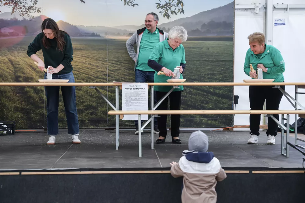 Konkurenco na levi sta spremljali tudi Marija Pačur in Slavi Bogataj. Foto: Jaka Gasar