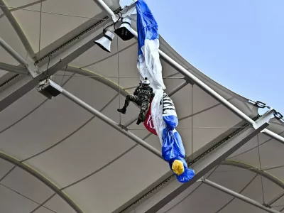 Un parachutiste du 3ème RIMA reste accroché au toit du Stadium de Toulouse avant d'être secouru par les pompiers avant la 8ème de Finale de la Champions Cup de rugby entre Toulouse et Sale le 6 avril 2025. A parachutist from the 3rd RIMA remains clinging to the roof of the Toulouse Stadium before being rescued by firefighters before the Rugby Champions Cup Round of 16 match between Toulouse and Sale on April 6, 2025.,Image: 984545017, License: Rights-managed, Restrictions:, Model Release: noFoto: Profimedia