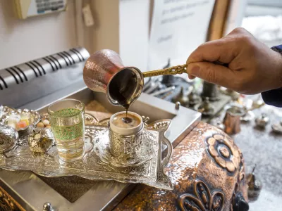 ﻿- 6.2.2018 - turška trgovina Vanila - turška kava, kuhanje kaveFOTO: Matjaž Rušt