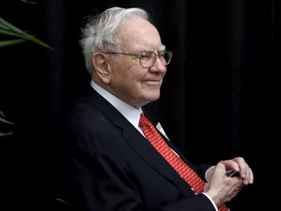 Berkshire Hathaway CEO Warren Buffett plays bridge during the Berkshire annual meeting weekend in Omaha, Nebraska May 3, 2015. More than 40,000 Berkshire Hathaway shareholders poured into Omaha this weekend to celebrate Buffett's 50th anniversary running the company, at what the world's third-richest person calls Woodstock for Capitalists. REUTERS/Rick Wilking