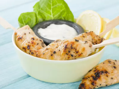 Chicken Satay - Char-grilled spicy mini chicken fillet skewers served with lemon and aioli dip inside a bowl. / Foto: Paul_brighton