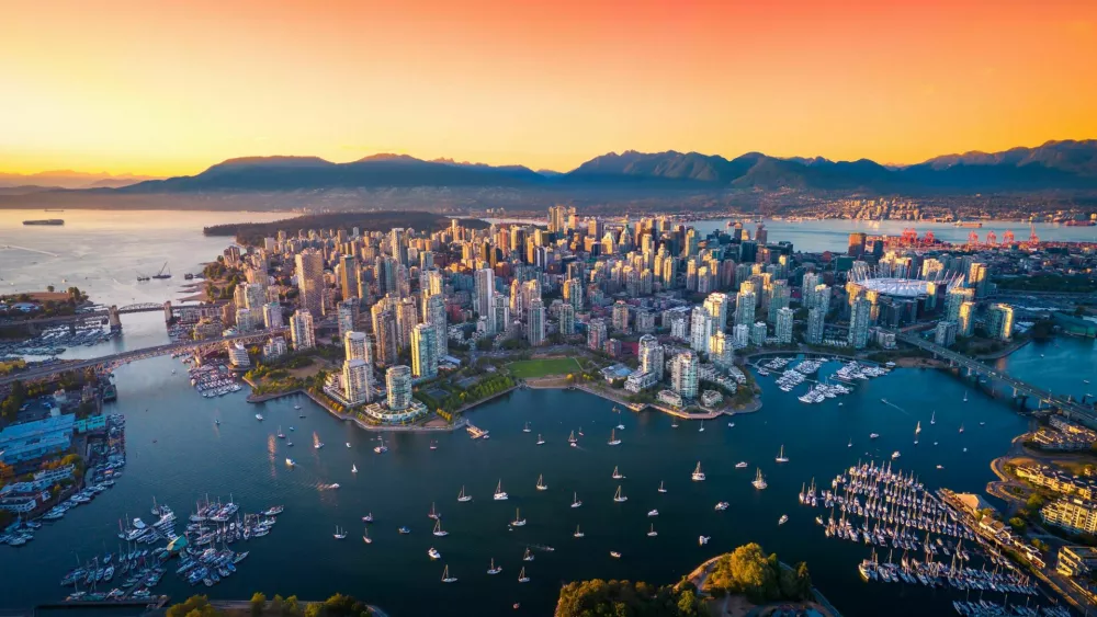 Beautiful aerial view of downtown Vancouver skyline, British Columbia, Canada at sunset / Foto: Heyengel