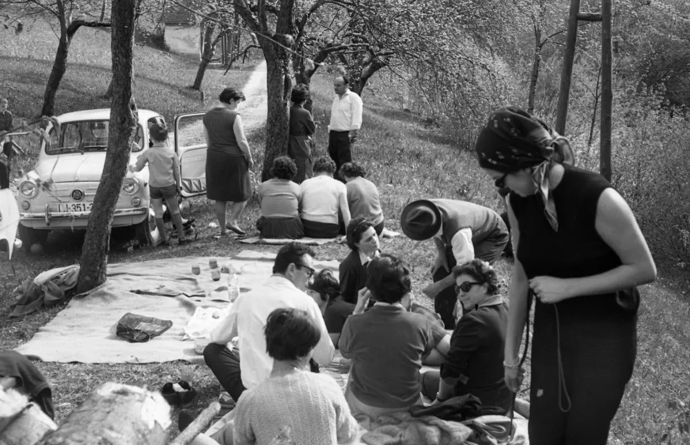 Leta 1961 vsi niso gledali parade v Ljubljani. Raje so si privoščili piknik na Jezerskem. / Foto: Marjan Ciglič, hrani Muzej novejše in sodobne zgodovine Slovenije