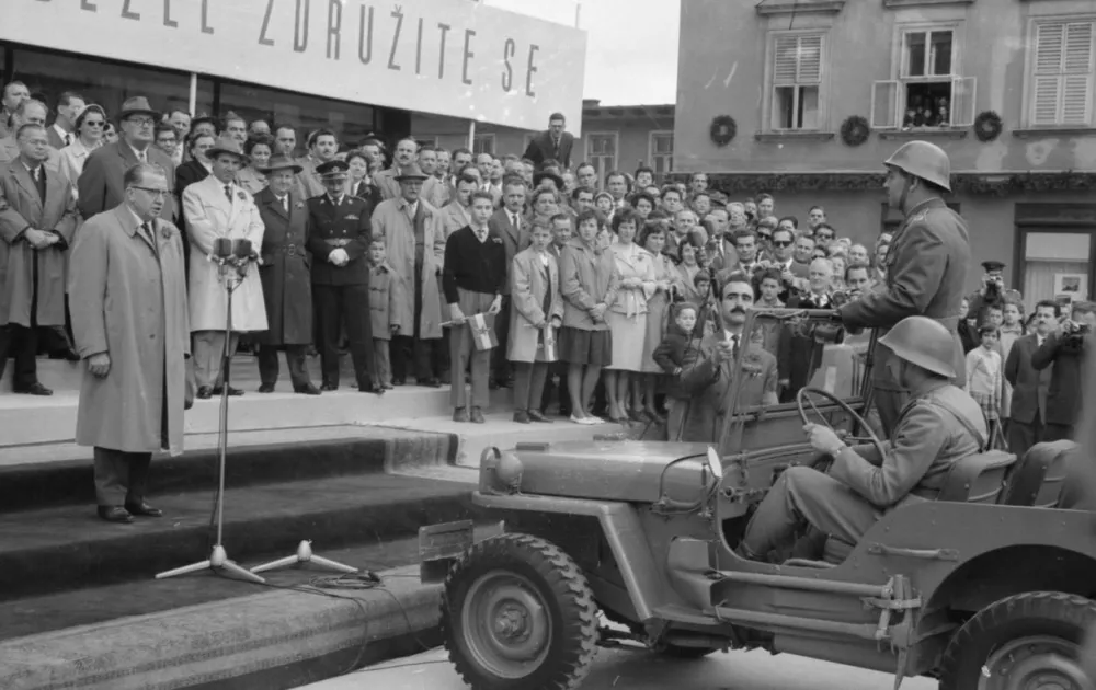 Ko se je pred slavnostno tribuno na Ajdovščini ustavilo vojaško vozilo, so zadonele fanfare in naznanile raport poveljnika vojaškega dela prvomajskega sprevoda. / Foto: Marjan Ciglič, hrani Muzej novejše in sodobne zgodovine Slovenije