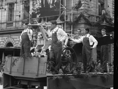 Ponosni delavci na tovornjaku / Foto: Marjan Ciglič, hrani Muzej novejše in sodobne zgodovine Slovenije