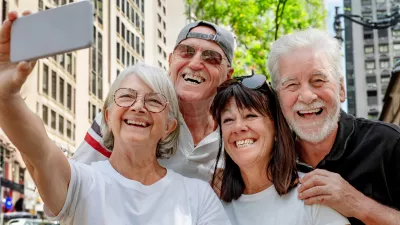 A cheerful group of senior retired friends visiting New York City take a selfie on the street. Two couples of travelers on a leisure vacation enjoy the journey and freedom / Foto: Lucigerma