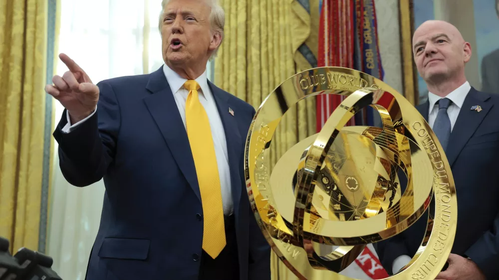 Ameriški predsednik Donald Trump in predsednik FIFA Gianni Infantino ob predstavitvi pokala za zmagovalca klubskega svetovnega prvenstva. / Foto: Getty Images