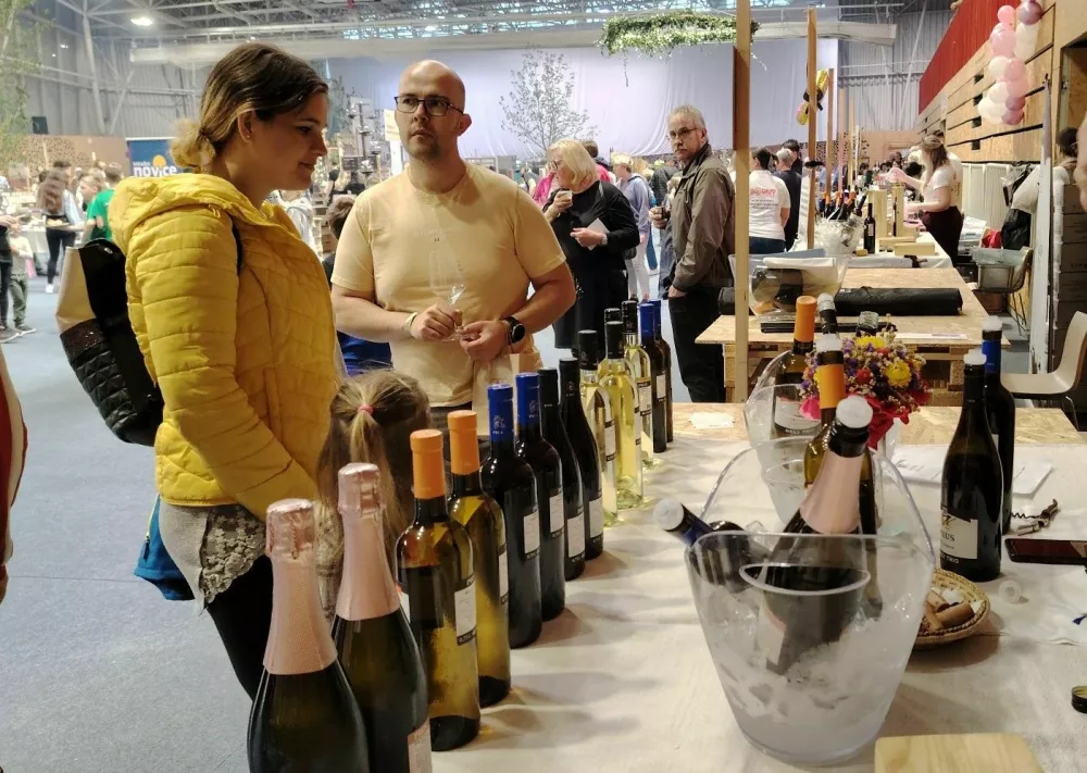 Različni, večinoma domači vinogradniki so ponujali žlahtno kapljico. / Foto: Mojca Marot