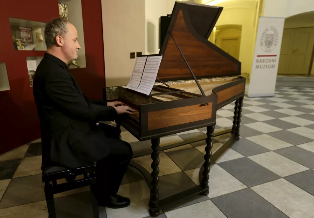 ﻿Musician Lukas Vendl plays a recently discovered music manuscript composed by Wolfgang Amadeus Mozart and Antonio Salieri is seen in Prague, Czech Republic, February 16, 2016. The long-lost composition by Mozart and Salieri was performed for the first time on Tuesday after a musicologist discovered the piece in the reserve collection of the Czech national music museum. REUTERS/David W Cerny / Foto: David W Cerny