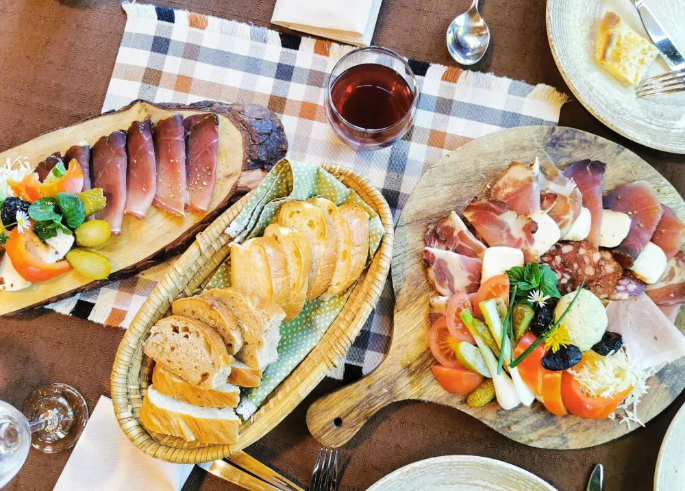 Hladne mesnine s prekmursko šunko v glavni vlogi, Na Jasi / Foto: Miha First